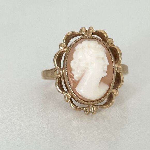 Vintage 10K Yellow Gold Genuine Cameo Shell Hand Carved Ladies Band Ring Size 5 - Picture 1 of 16